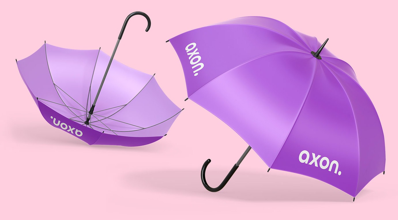 Sateenvarjot omalla painatuksella.