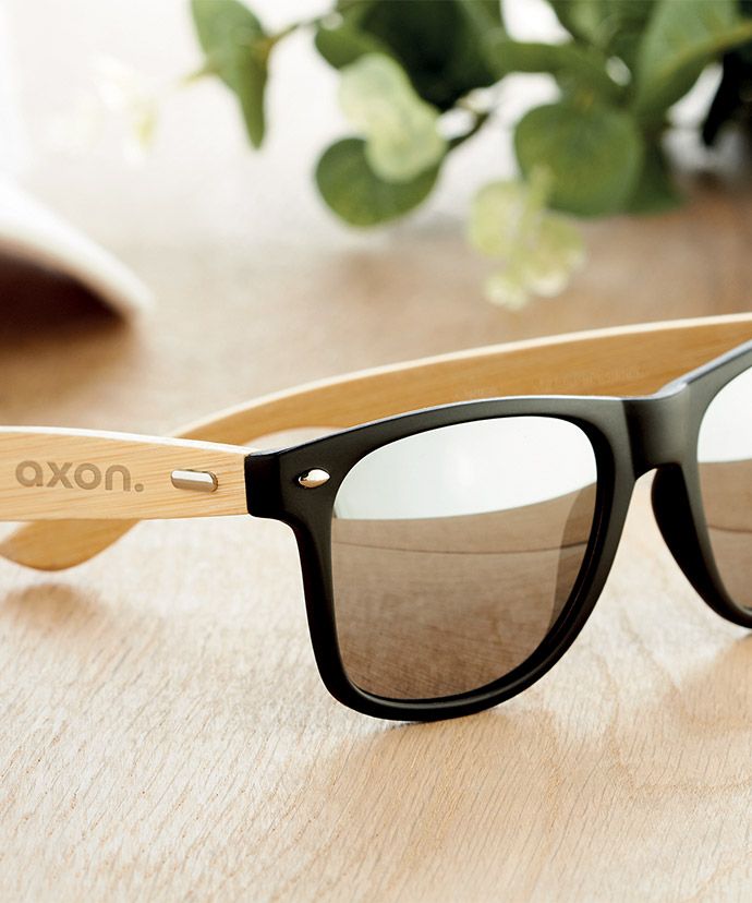 Aurinkolasit painatuksella pöydällä. Kesän mainostuote.