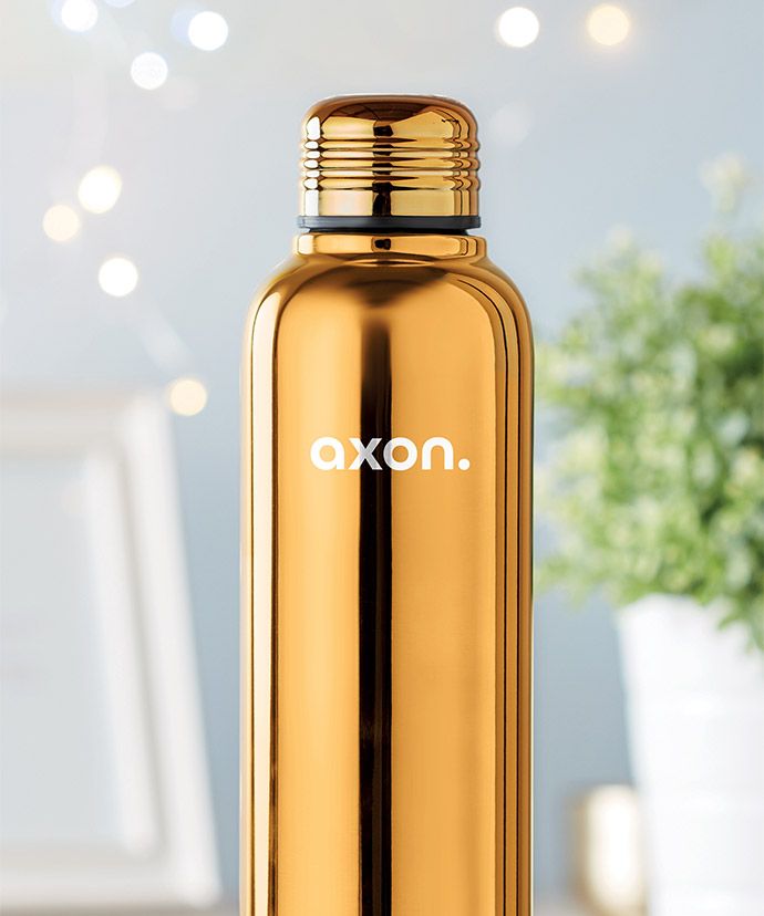 Kullanvärinen termos painatuksella ja kasvi taka-alalla. Talven liikelahjat.