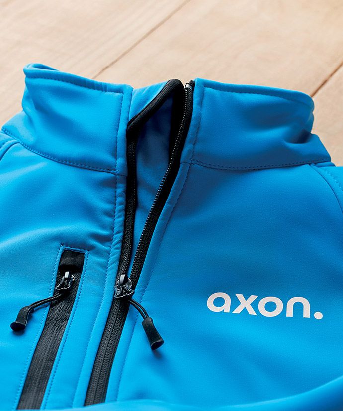 Sininen takki painatuksella. Mainosvaatteita yrityksille.