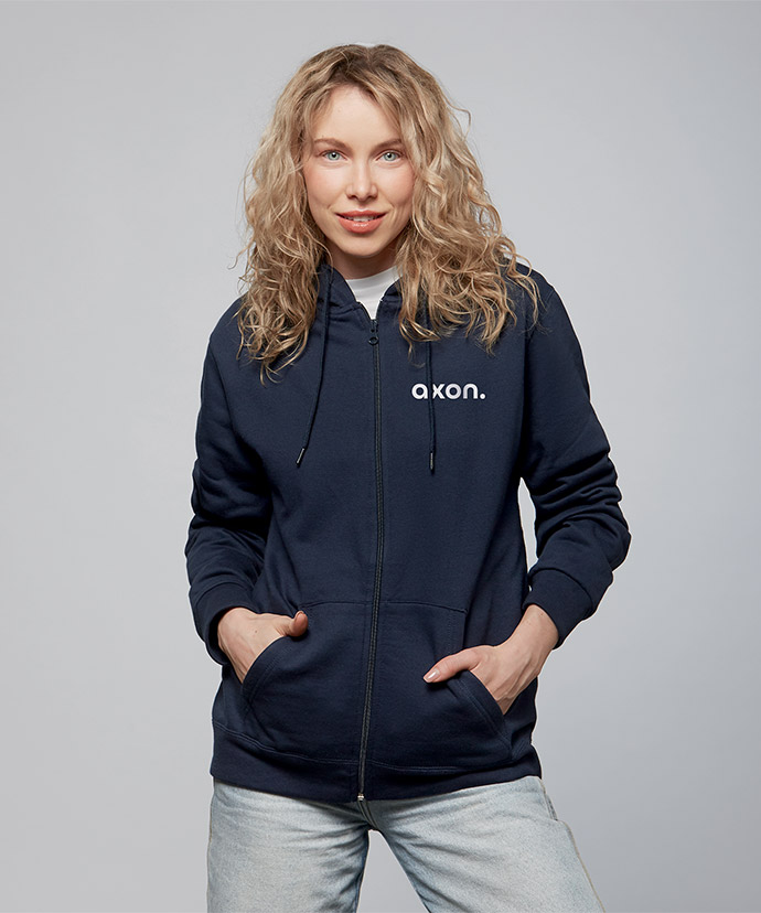 Tummansininen huppari pitkällä vetoketjulla ja painatuksella.