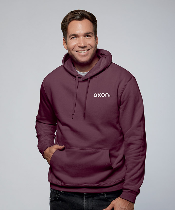 Viininpunainen huppari, jonka vasemmassa rinnassa on painatus.